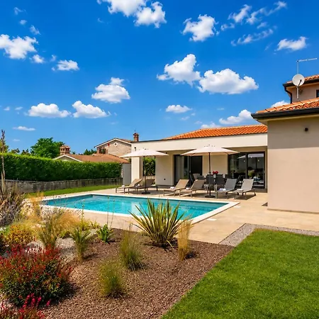 Villa Villa Flores by Briskva