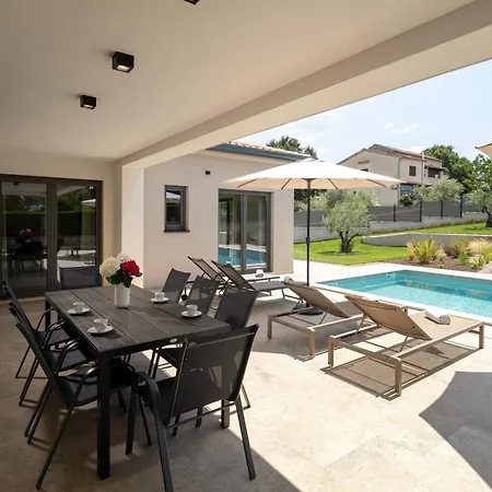 Villa Flores by Briskva