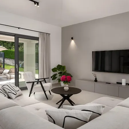 Villa Villa Flores by Briskva *
