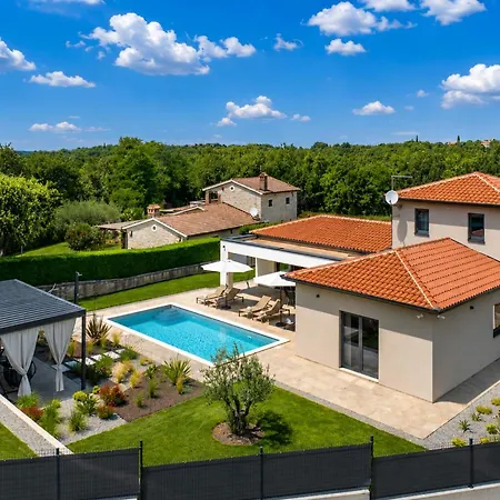 Villa Flores by Briskva