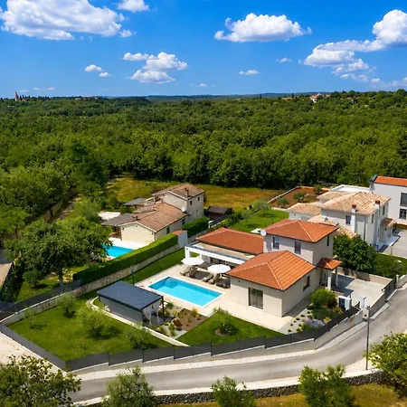 Villa Flores by Briskva Zuzici